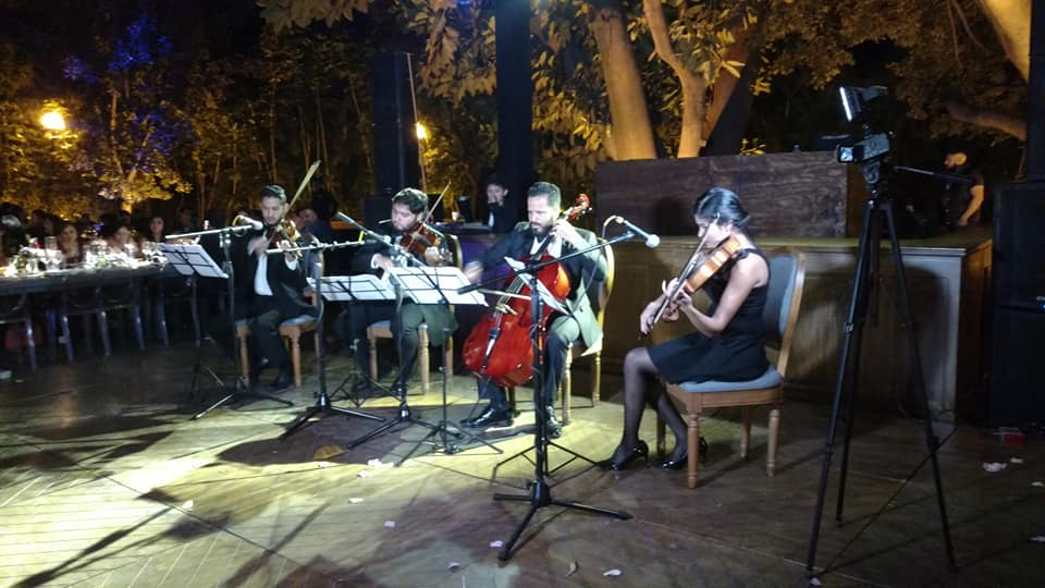 Cuarteto de cuerdas en evento nocturno