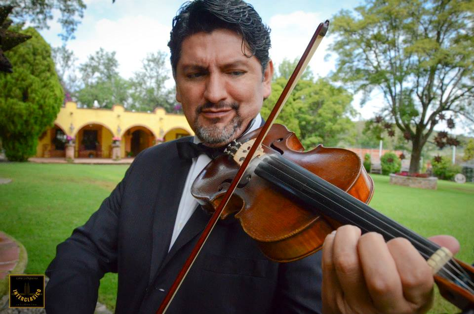 Violinista en presentación al aire libre